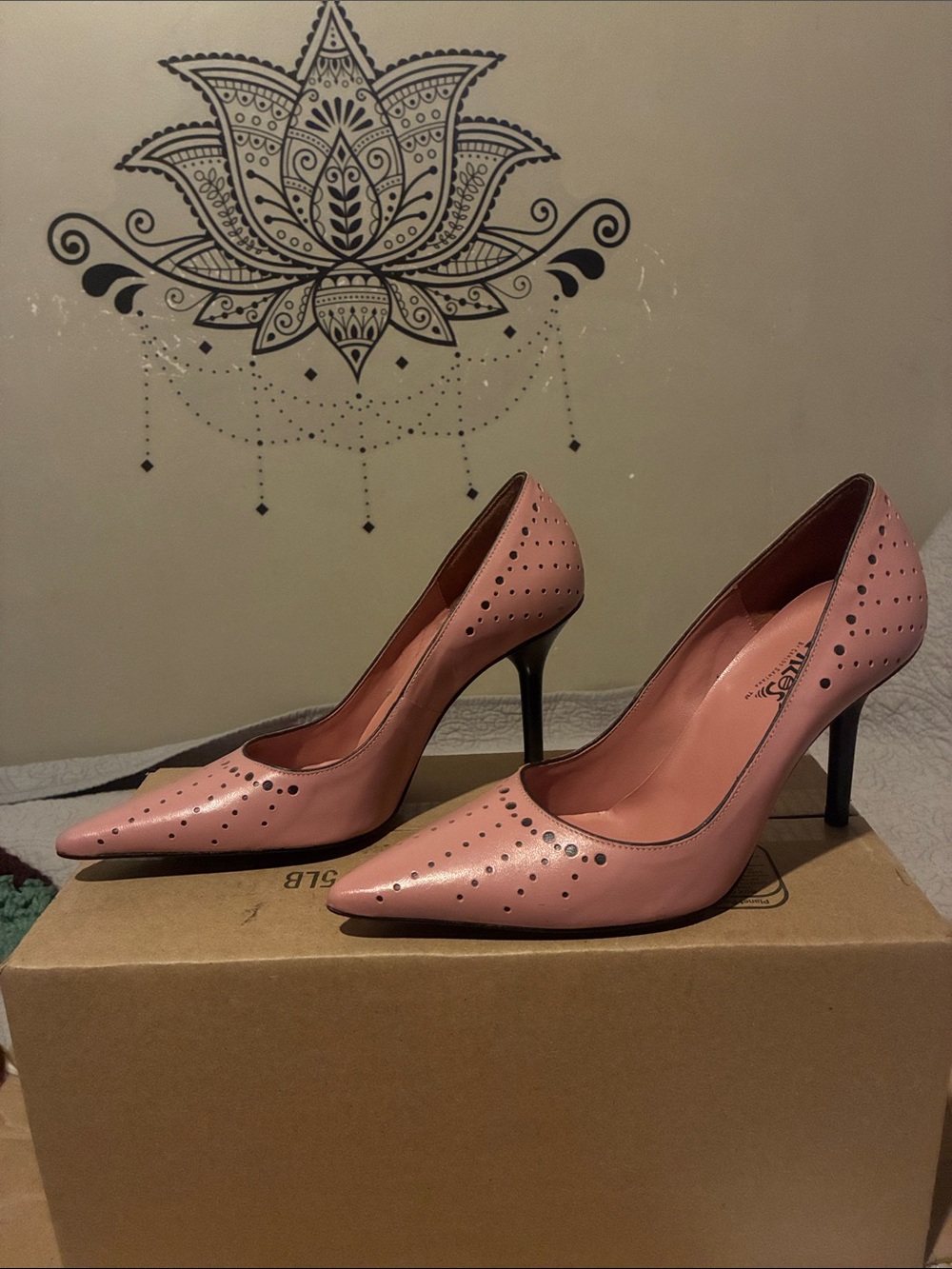 Carlos Santana Pink Pointed Toe Perforated Pumps - Picture 4 of 6